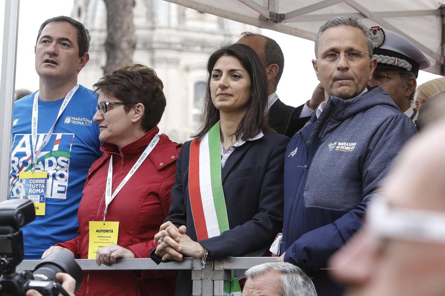 La sindaca Virginia Raggi pronta a dare il via della Maratona di Roma da Via dei Fori Imperiali